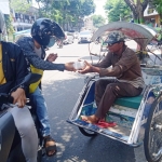 Jurnalis Centre Pamekasan bekerja sama dengan PSBB melakukan edukasi dan bagi-bagi nasi kotak untuk para Abang Becak di Pamekasan.