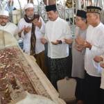 KHUSUK: Wabup Moh. Qosim (empat dari kiri) saat ziarah di makam Maulana Malik Ibrahim. foto: syuhud/ BANGSAONLINE