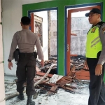 Polisi melakukan olah TKP di lokasi kejadian.