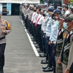 Kapolres Kediri Kota AKBP Wahyudi saat menginspeksi pasukan.