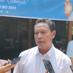 Bambang Supriyanto, Kepala OJK Kediri saat memberi keterangan kepada wartawan. Foto: MUJI HARJITA/ BANGSAONLINE.com