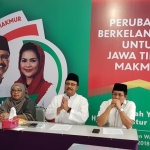 Gus Ipul saat membeberkan visi misinya di Posko Pemenangan Gus Ipul-Puti di Jalan Gayungsari, Surabaya, Minggu (11/2) petang.  