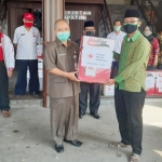 Penyerahan bantuan diterima langsung oleh Sekretaris Daerah Kabupaten Tuban, Budi Wiyana.