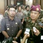 Komandan Detasemen Bantuan Tempur Kolonel Marinir Ludi Prasityo (kanan) didampingi Bupati Tulungagung Sahri Mulyo menjawab pertanyaan wartawan usai acara. Foto: fery/BANGSAONLINE
