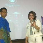 Desy Sari Dewi, Vice Presiden XL East Region saat lakukan uji coba VoLTE dan RCS.