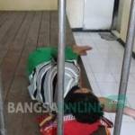 NELANGSA: Tersangka kecelakaan maut Elf Vs Mobilio harus meringkuk di penjara untuk menjalani pemeriksaan. foto: eky nurhadi/ BANGSAONLINE