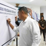 Wali Kota Kediri, Abdullah Abu Bakar, saat ikut membubuhkan tanda tangannya pada papan Deklarasi Pencegahan Kekerasan pada Anak. Foto: Ist