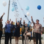 Pelepasan balon menandai ground breaking pembangunan Apartemen Suncity Residence, Jumat (31/8). foto: MUSTAIN/BANGSAONLINE