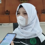 
Ketua PDKK, Umi Salamah saat memberi keterangan kepada wartawan. foto: Muji Harjita/BANGSAONLINE.com