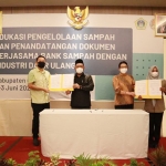 Bupati Gus Yani saat menghadiri MoU Bank Sampah dengan PT Mekabox. (foto: SYUHUD/BANGSAONLINE)