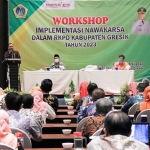 Bupati Gresik, Fandi Akhmad Yani, memberi arahan saat membuka workshop Nawakarsa. Foto: SYUHUD/BANGSAONLINE