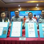 Kepala Kantor Imigrasi Kelas I TPI Malang, Anggoro Widjanarko (dua dari kiri), didampingi jajaran menunjukkan dokumen para WNA yang diamankan.