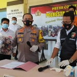 Kapolresta Banyuwangi, Kombes Pol. Arman Asmara Syarifuddin saat menunjukkan tersangka dan barang bukti. (foto: ist)