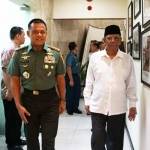 KHA Hasyim Muzadi bersama Panglima TNI Jendral Gatot Nurmantyo. foto: BANGSAONLINE