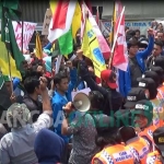 Para aktivis GAM Jombang saat menyobek bendera Myanmar di Taman ASEAN Jombang, Rabu (6/9/2017). foto: ROMZA/ BANGSAONLINE