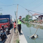 Sepeda motor baru yang masih berada di sungai.