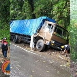Dari kiri: pohon tumbang, truk terperosok dan tabrak tebing, serta mobil masuk jurang.