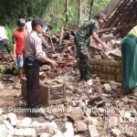 Anggota Polsek Pademawu, Koramil, serta BPBD Pamekasan bersama masyarakat bergotong-royong membersihkan puing-puing rumah.