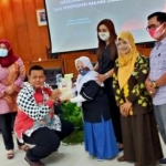 Ketua DPRD Kabupaten Kediri Dodi Purwanto (duduk), dan Anggota F-PDIP DPRD Wasis (bediri paling kanan) menerima langsung Audensi PDKK. (foto: ist.)