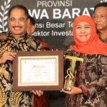Gubernur Jatim Khofifah Indar Parawansa menerima penghargaan pada acara Indonesia