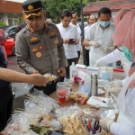 Kepala Dinkes Kota Kediri, Fauzan Adima, dan Kapolres Kediri Kota, AKBP Teddy Chandra, saat sidak takjil. Foto: Ist