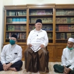 Prof Dr KH Asep Saifuddin Chalim, M.Ag saat memimpin istighatsah di kediaman Gus Bara di lingkungan Pondok Pesantren Amantul Ummah Jalan Siwalankerto Utara Surabaya pada Nisfu Sya