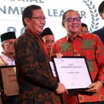 Fathul Huda (kiri) saat menerima penghargaan Entrepreneur Award 2018.