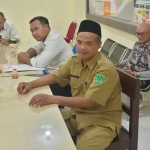 Udik Suharto (paling kanan) Penasihat Hukum Sabar, Mantan Pj Kades Rebalas saat dimintai keterangan Tim Tipikor Polda Jatim di Mapolsek Grati.