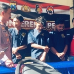 Ketiga pelaku usai diamankan petugas Polsek Kenjeran setelah tercebur sungai.