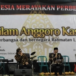 Narasumber saat menyampaikan materi dalam sarasehan Anggoro Kasih, di Pondok Pesantren Ahlus-Shafa Wal Wafa, Sidoarjo, Senin (25/10) malam. Foto: Ist