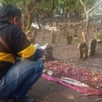 Makam salah satu korban diduga miras oplosan tampak sedang diziarahi.