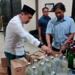 Ratusan botol miras berbagai merk saat berada di Polres Jombang.

