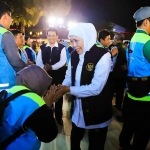 Salah satu peserta yankes bergerak yang akan berangkat ke Pulau Sapudi berpamitan dengan Gubernur Jatim, Khofifah Indar Parawansa. (Ist)