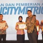Wali Kota Kediri Vinanda Prameswati saat menerima penghargaan. (Ist)
