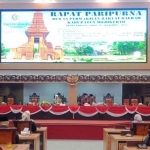 Papat paripurna pembahasan Raperda atau rancangan peraturan daerah, dan penyesuaian terhadap peraturan perundang-undangan terbaru yang digelar DPRD Kabupaten Mojokerto.