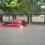 Sebuah mobil di kawasan Mayjen Sungkono Surabaya tampak tenggelam hingga jendela. foto: Istimewa/ WhatsApp