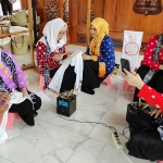 Para istri Pj kepala daerah coba keahliannya membatik khas Kota Mojokerto. Foto: YUDI EP/ BANGSAONLINE