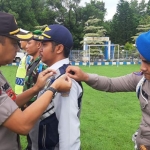 Waka Polres Kompol Hendry Kurniawan menyematkan tanda dimulainya Operasi Keselamatan Berlalu Lintas.