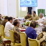 Gubernur Jawa Timur, Khofifah Indar Parawansa saat rapat terbatas bersama Presiden Jokowi dan para menteri Kabinet Kerja di Istana Negara Bogor.
