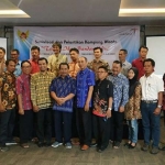 Kepala Disbudparpora Kota Kediri bersama para peserta sosialisasi di hotel Viva Kediri. foto: ARIF K/BANGSAONLINE