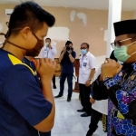 Kepala Kantor Wilayah Kemenkumham Jatim Krismono (kanan) saat menyapa narapidana pecandu narkoba di Lapas Kelas IIA Pamekasan.