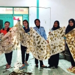 Warga binaan saat memamerkan batik karyanya.