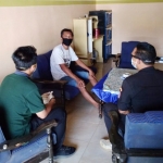 Windoko, Komandan URC BP BPBD Kabupaten Kediri (seragam hitam) dan dr. Yahya dari Dinkes Kabupaten Kediri saat menyemangati salah satu anak Pasien Positif Covid-19 di Desa Bobang, Kecamatan Semen. foto: ist