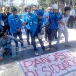 TABUR BUNGA: Mahasiswa PMII Sidoarjo tabur bunga kala demo peringatan kelahiran Pancasila, di depan Kantor DPRD Sidoarjo, Rabu (1/6). foto: MUSTA