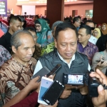 Menristekdikti M Nasir sedang memberikan keterangan persnya.