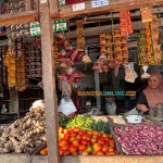 Beberapa harga sembako di Surabaya hari ini melonjak. Foto: Sulthon/BANGSAONLINE.