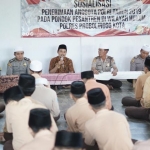 Kabag Sumda Kompol Sayudi bersama jajaran Polres Probolinggo Kota saat sosialisasi ke Ponpes Pesantren Roudlotut Tholibin.