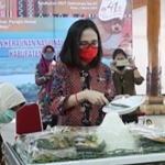 Ketua Dekranasda Kabupaten Kediri, Eriani Annisa Haninditho saat memotong tumpeng di HUT ke- 41 Dekranas di Pendopo Kabupaten Kediri. (foto: ist.)