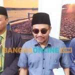 Pengasuh Pondok Pesantren Mambaul Maarif Denanyar Jombang, Abdussalam Shohib atau akrab disapa Gus Salam (berkacamata) saat memberi keterangan ke awak media. Foto: AAN AMRULLOH/BANGSAONLINE