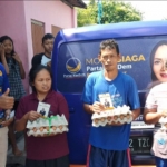 Relawan Hj. Sri Wahyuni, Anggota DPR RI saat membagikan 30.000 ribu telur kepada masyarakat terdampak Covid-19.